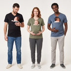 Trois parents portant leur nouveau-né dans le T-Shirt Kangourou