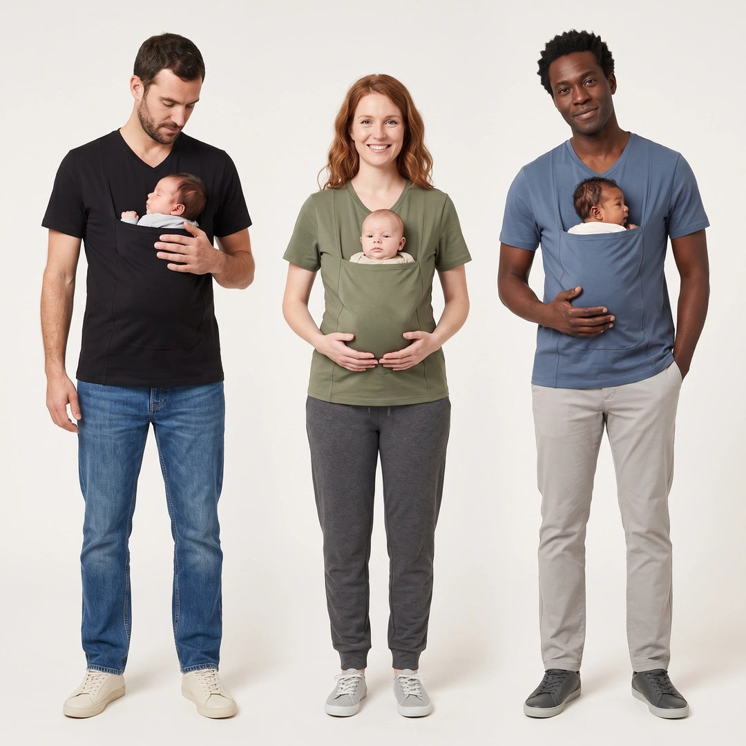 Trois parents portant leur nouveau-né dans le T-Shirt Kangourou