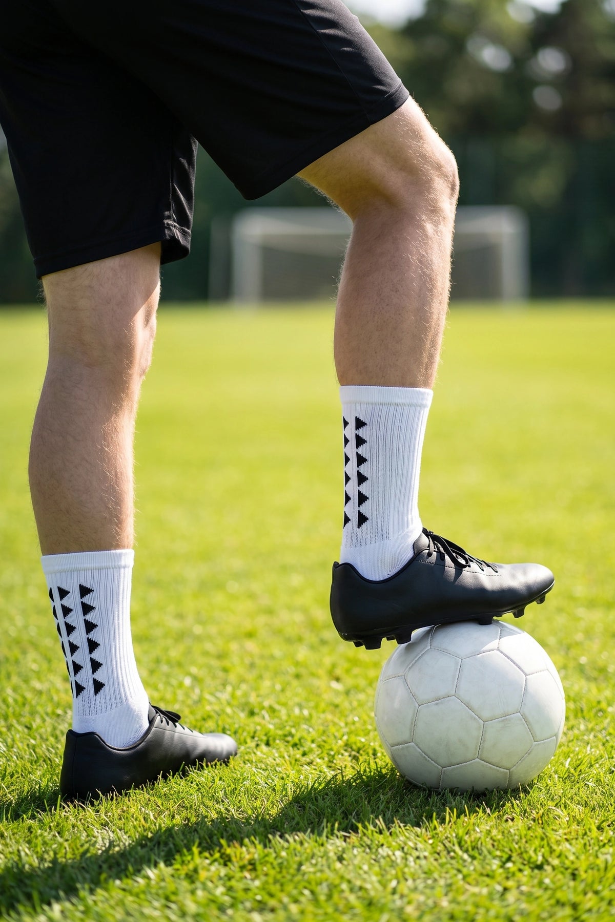 Chaussettes Grip Pro portées avec des crampons sur un terrain