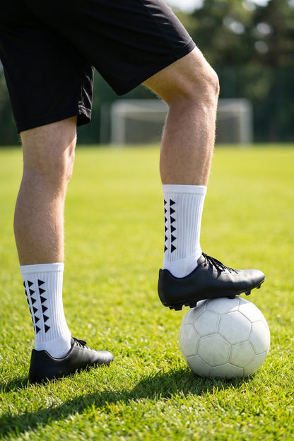 Chaussettes Grip Pro portées avec des crampons sur un terrain