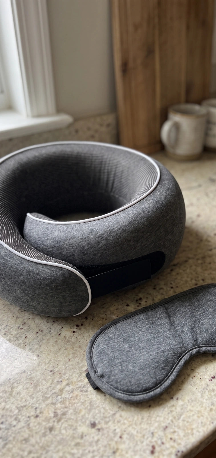 Coussin avec masque de sommeil
